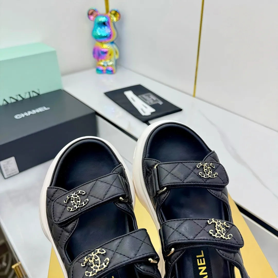 👟👟Ex-factory price 680👟👟 Top version... Chanel｜Chanel Xiaoxiang Velcro Beach Slippers Slippers Casual Beach Shoes 25ss Spring and Summer New Style! Beach shoes are a hit all over the internet! The latest model from the counter, I am still willing to buy it on my feet. It must be ranked among the most popular models. It is invincible in all seasons. Various bloggers and Internet celebrities can see the matching styles. Highly recommended. Pearlescent sheepskin upper, sheepskin lining, suede for feet. Original open-molded TPU outsole size: 35-40 (customized for 40 and 41). Full set of original packaging 👉 👉 👉 👉 👉